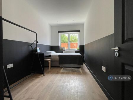 1 bedroom in a flat share to rent - Photo 5