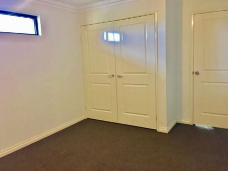 Huge House and Close to Curtin University and Westfield Carousel @$950 Per Week - Photo 4