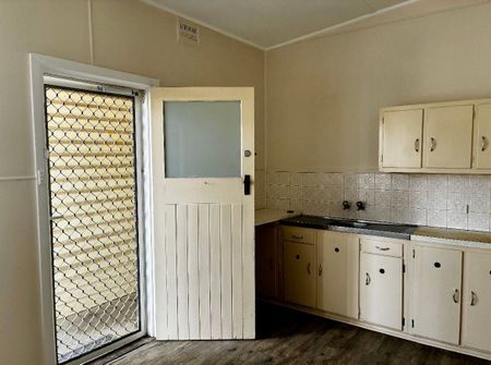 2 bedroom flat in a Great Location! - Photo 3