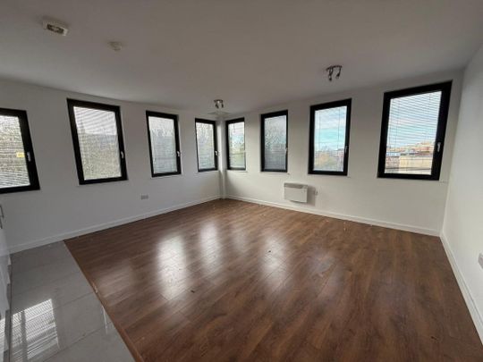 PETERBOROUGH - Photo 1