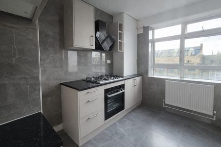 3 Bed Flat, St. Peters House, SE17 - Photo 2