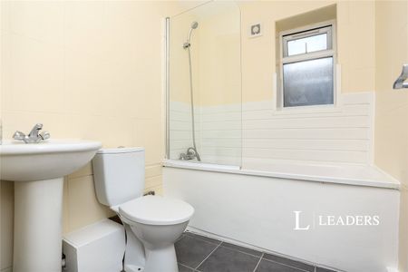 apartment to rent Sundridge Parade, Plaistow Lane, Bromley, BR1 - Photo 4