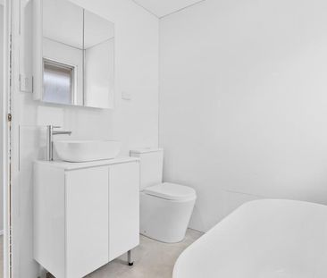 Modern Three Bedroom Home - Photo 4