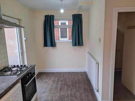 3 bedroom semi-detached house to rent - Photo 3