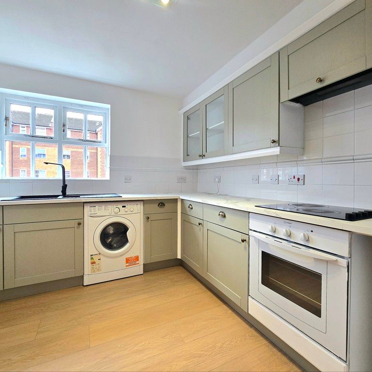 2 Bedroom Apartment, Macmillan Way, London - Photo 1