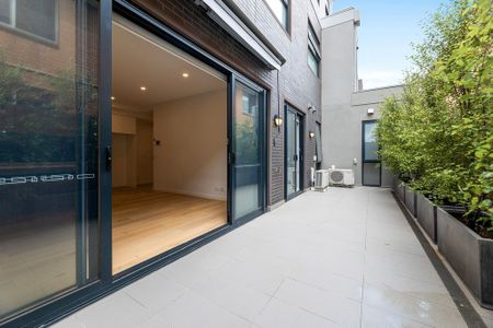 CHIC GROUND FLOOR LIVING IN ORMOND - Photo 5