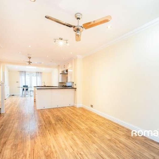 Irvine Place, Virginia Water, GU25 - Photo 1