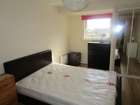 3 bedroom flat to rent - Photo 5