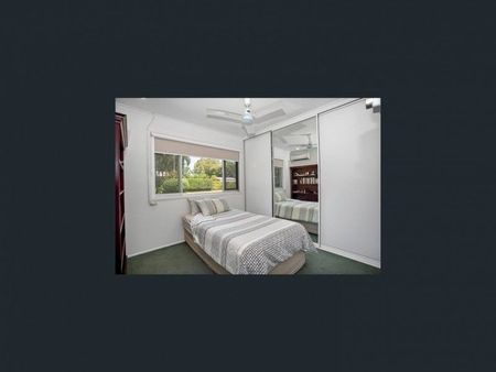 LARGE FAMILY HOME ON 1,730 SQM WITH STUNNING GARDENS â MINUTES TO BUCASIA BEACH - Photo 4