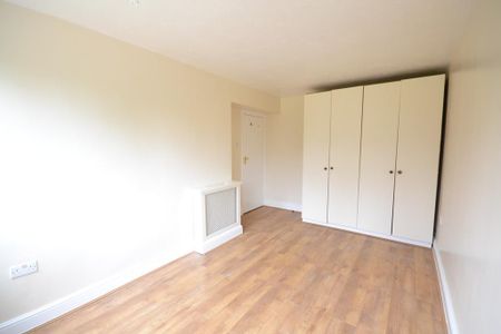 1 bedroom in a flat share to rent - Photo 4