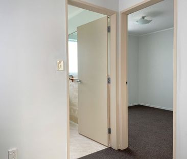 2 Bedroom in sunny Stokes Valley entrance - Photo 4