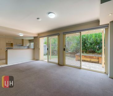 AIRCONDITIONED SPACIOUS 3 BEDROOM TOWNHOUSE IN GREAT LOCATION ! - Photo 5