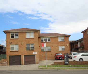 Modern Top Floor 2 Bedroom Apartment - Photo 2