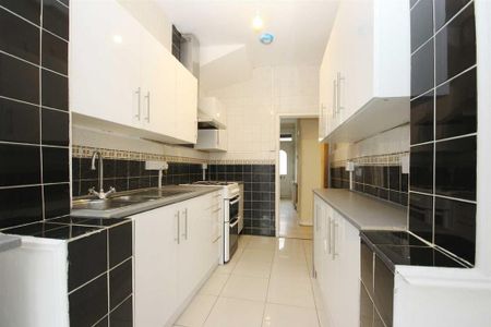 3 bedroom terraced house to rent - Photo 5