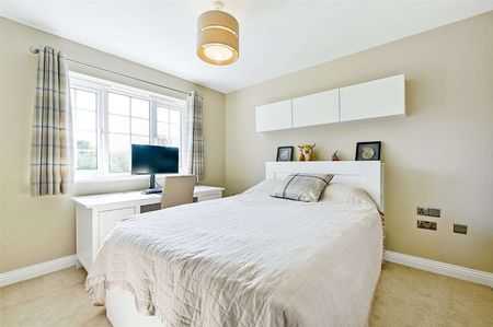 A five bedroom modern family home in a cul de sac location on the popular southern side of Newbury. - Photo 4