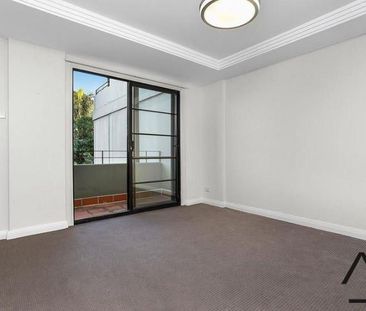 Tri Level Townhouse in the heart of Alexandria - Photo 5