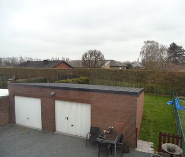 Appartement met twee slaapkamers, ruime zolder en garage. - Photo 2