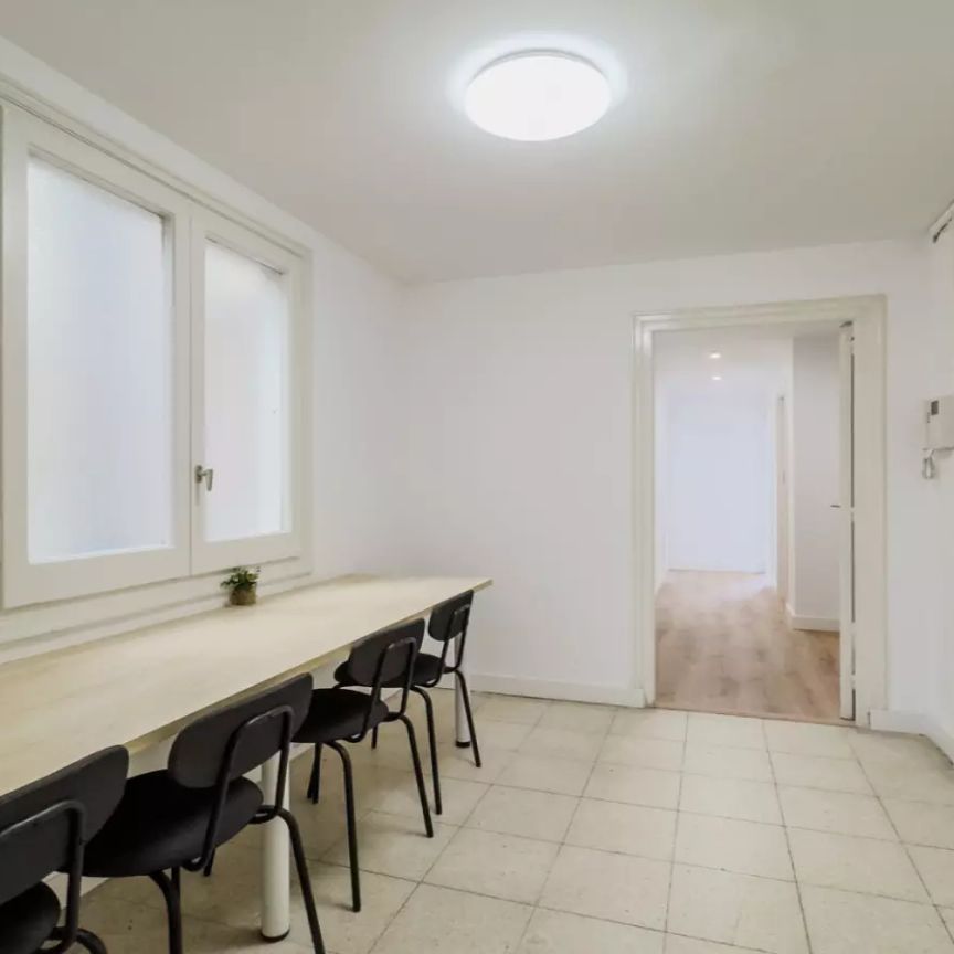 Double bed in Rooms for rent in 9-bedroom apartment in L'Eixample - Photo 1