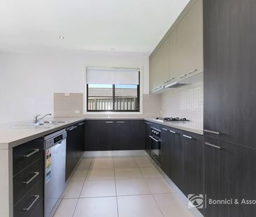 SPACIOUS TOWNHOUSE - Photo 3