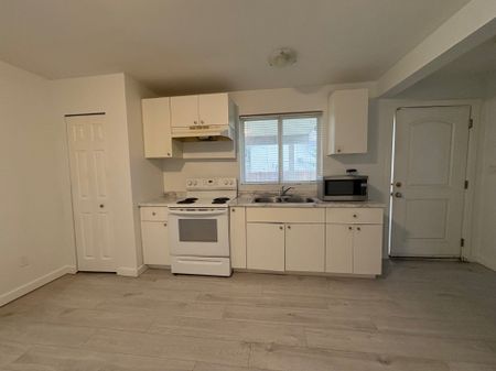 Cozy two bedroom Basement Suite – VIU Area - Photo 4