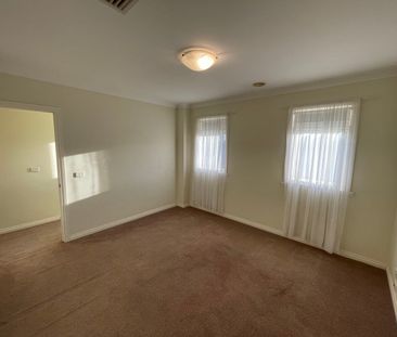 Large four bedroom townhouse! - Photo 4