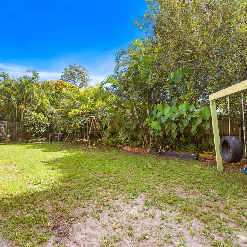 Large 4 bedroom family home with large yard - Photo 1