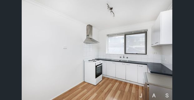 Low- Maintenance Lifestyle in Prime West Footscray - Photo 1