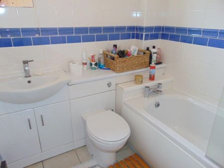 1 bedroom in a house share to rent - Photo 4