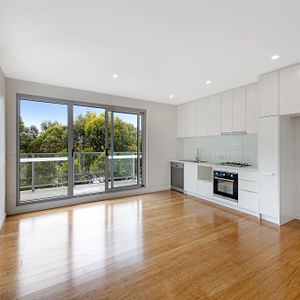 Two bedroom apartment with great views! Storage cage included - Photo 2