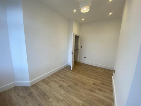 3 bedroom flat to rent - Photo 3