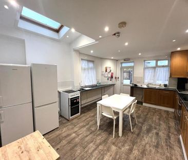 6 bedroom semi-detached house to rent - Photo 5