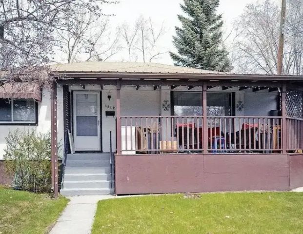 Conveniently located Inner city 2br 1 bath bungalow Main Floor | 1812 13 Ave NW, Calgary - Photo 1