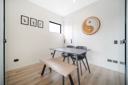 Step out to Victoria Park and the Viaduct. - Photo 4