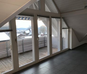 grosszügige 3.5-Zimmer-Dachwohnung mit Top-Aussicht in Grossaffoltern - Photo 1