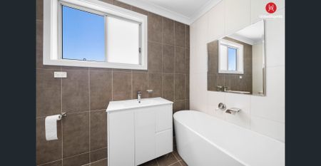 Spacious Family Home with Pool in Prime Liverpool Location - Photo 5