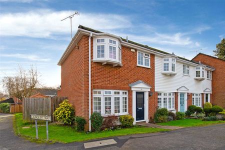 A well-presented three bedroom end of terraced home, located less than 1 mile from the Marlow High Street - Photo 3