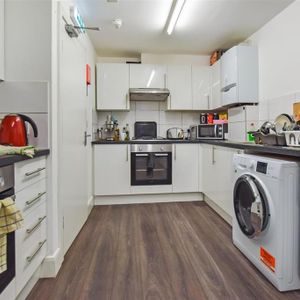 1 bedroom in a house share to rent - Photo 2