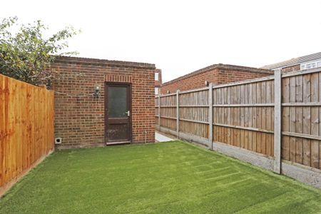 Price £2,500 pcm - Available Now - Part Furnished - Photo 5