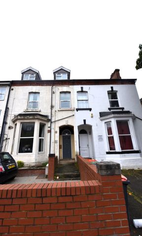 2 bedroom Flat in Cardigan Road, Leeds - Photo 5