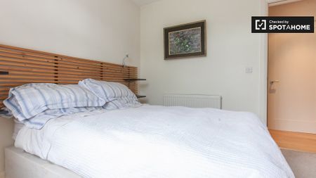 Bright room in 2-bedroom apartment in Bray, Dublin - Photo 2