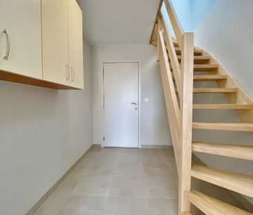 Vernieuwde woning met zonnige afgesloten tuin en private oprit - Photo 2