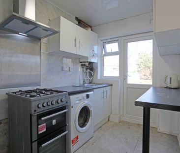Price £2,200 pcm - Available Now - Part Furnished - Photo 4