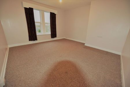 2 bedroom Flat in Springwood Road Flat 10, Leeds - Photo 4