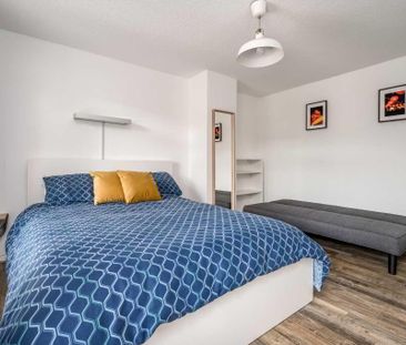 22 St Georges Gardens, Belfast, BT12 5FJ - Photo 2