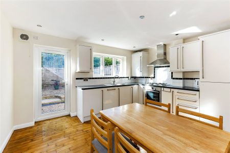 Hardy Road, London, SW19 ground floor flat to rent - Photo 3