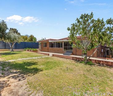PERFECTLY MAINTAINED FAMILY HOME - Photo 3