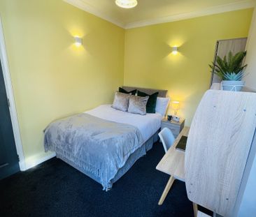 BEDROOM 4 – MEDIUM DOUBLE WITH DESK - Photo 4