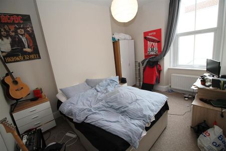 3 bedroom flat to rent - Photo 5