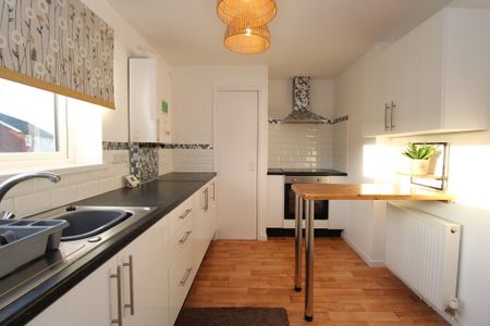 To Let 2 Bed Flat - Photo 5