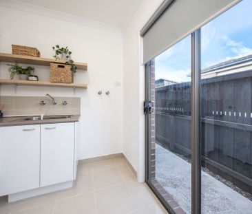 Modern chic, bright and spacious home in quiet convenient location - Photo 5